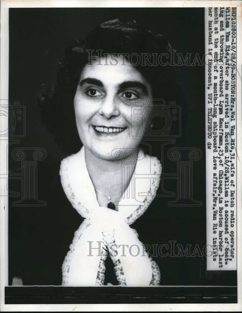 Load image into Gallery viewer, 1959 Press Photo Mrs Nel Van Rie during husbands trial
