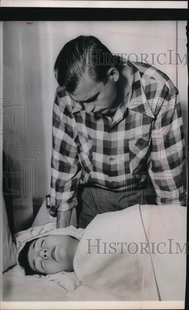 Load image into Gallery viewer, 1953 Press Photo Thomas Garret and wife Jean shortly after she gave birth to a
