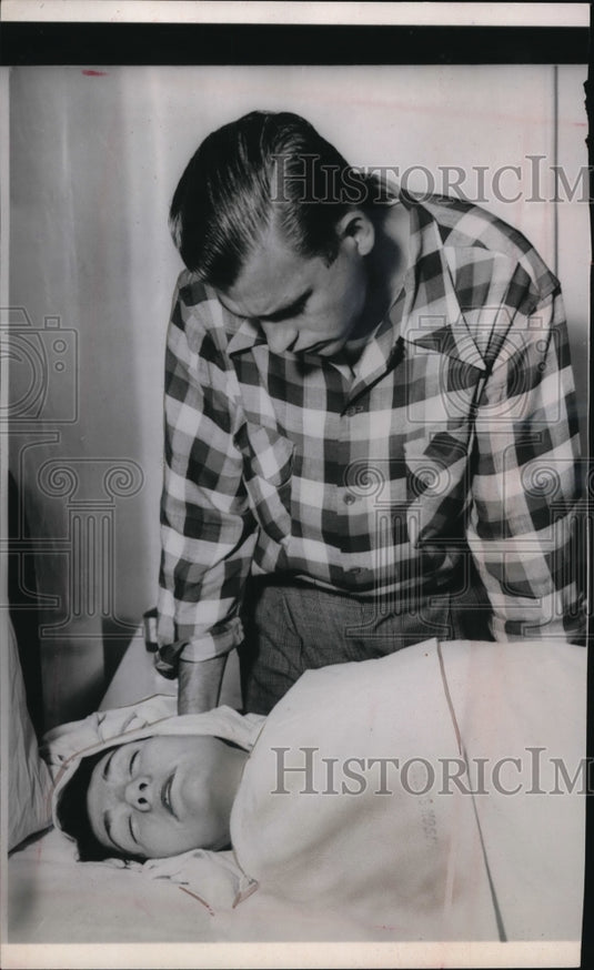 1953 Press Photo Thomas Garret and wife Jean shortly after she gave birth to a