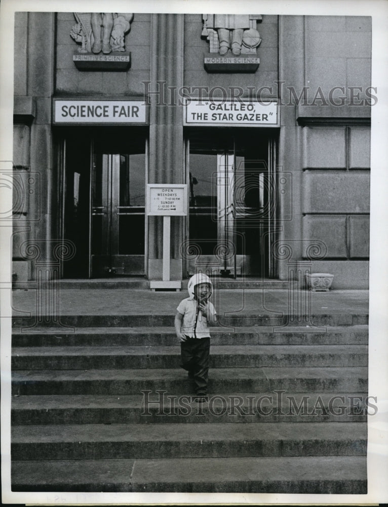 Load image into Gallery viewer, 1962 Press Photo Bobby Snyder at Buhl Planetarium in Pittsburg

