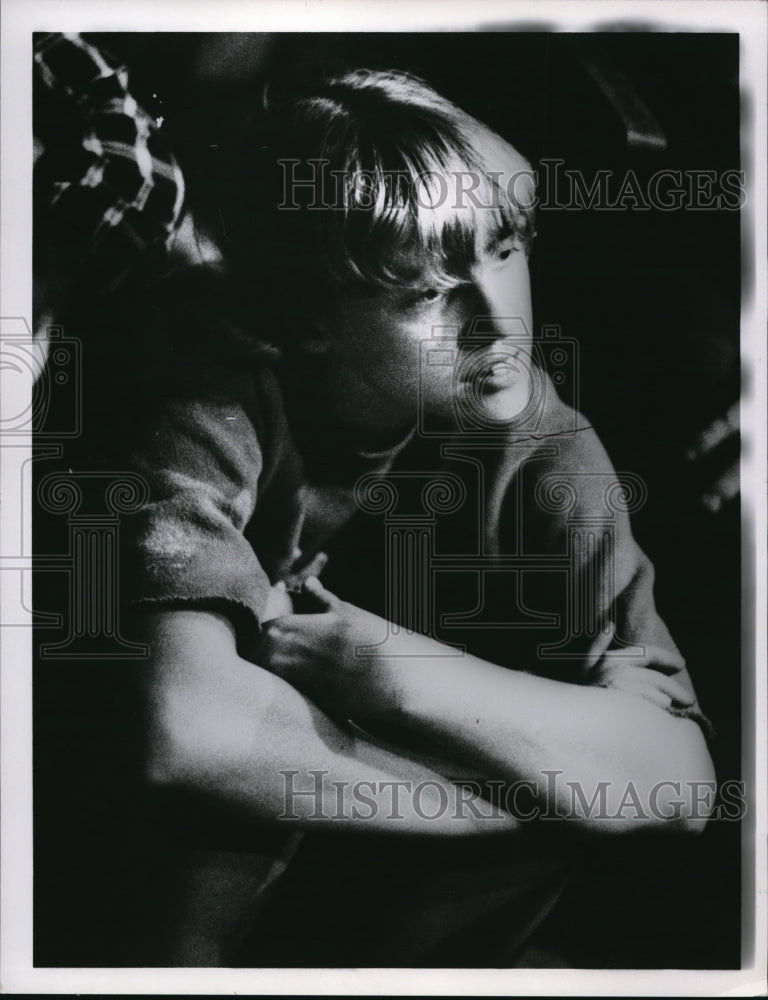 1966 Press Photo Student Attending Allen Ginsberg Poetry Reading at WRU
