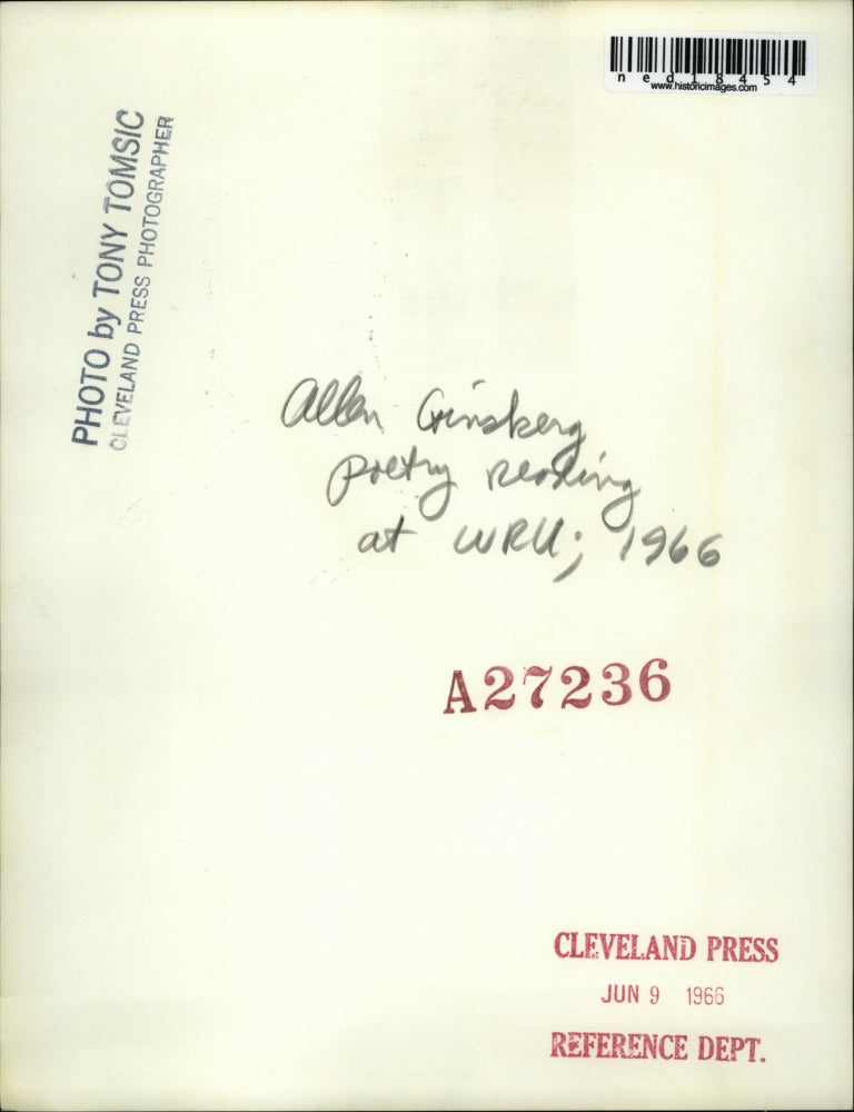 Load image into Gallery viewer, 1966 Press Photo Student Attending Allen Ginsberg Poetry Reading at WRU
