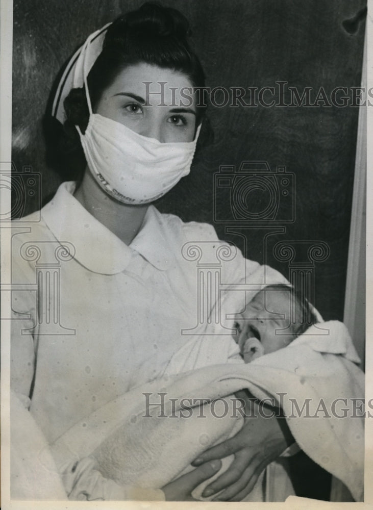 Load image into Gallery viewer, 1939 Press Photo Chicago Nurse Sonia Sabara &amp; baby Epstein with paralysis
