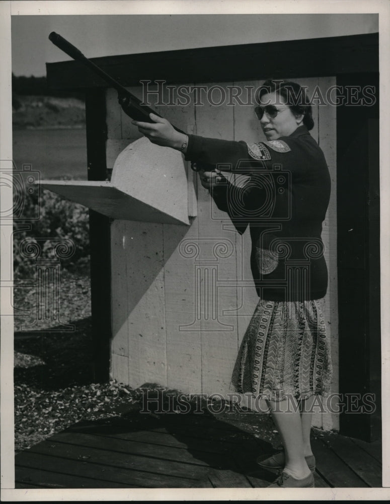 Load image into Gallery viewer, 1939 Press Photo San Francisco Mrs Bo Staton at skeet shooting
