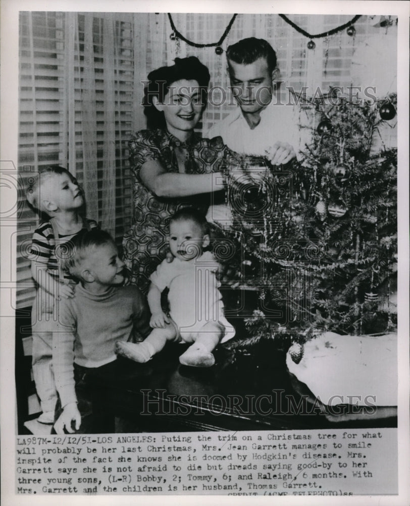 1951 Press Photo LA Calif Mr & Mrs J Garrett & kids with Xmas tree