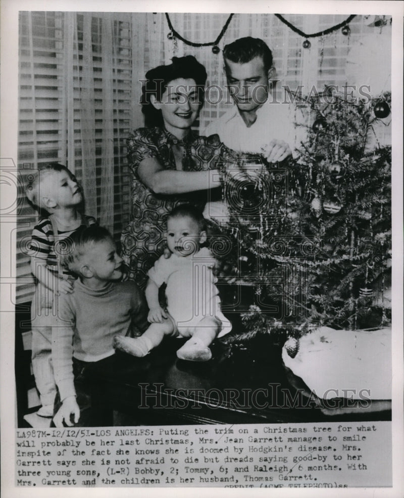 Load image into Gallery viewer, 1951 Press Photo LA Calif Mr &amp; Mrs J Garrett &amp; kids with Xmas tree
