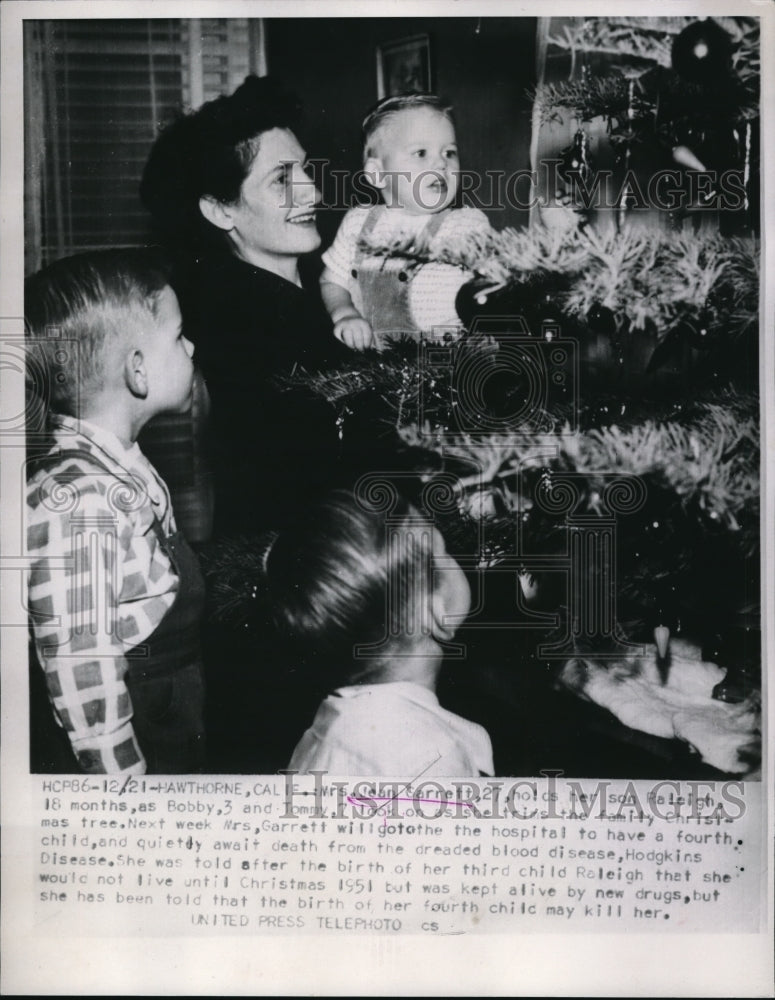 1952 Press Photo La Calif Jean Garrett & her kid celebrate Xmas shes dying