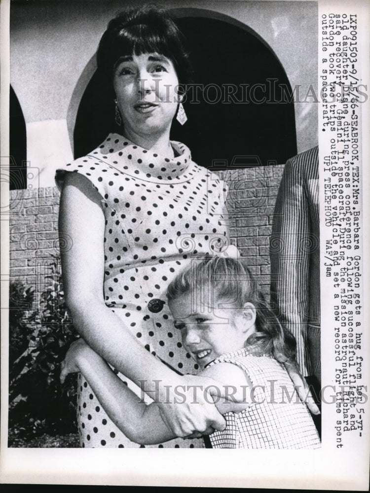 Load image into Gallery viewer, 1946 Press Photo Seabrook Tex Mrs Barb Gordon child Diane, husband is astronaut

