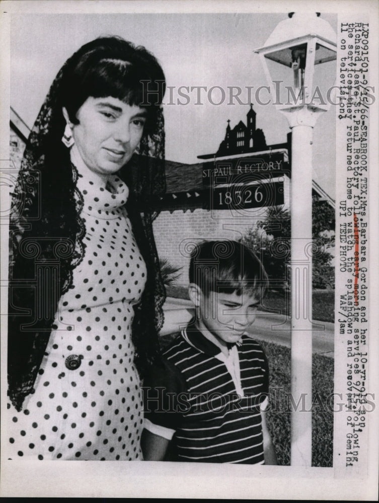 Load image into Gallery viewer, 1966 Press Photo Seabrook Tex astronauts wife Mrs Barb Gordon &amp; child Richard
