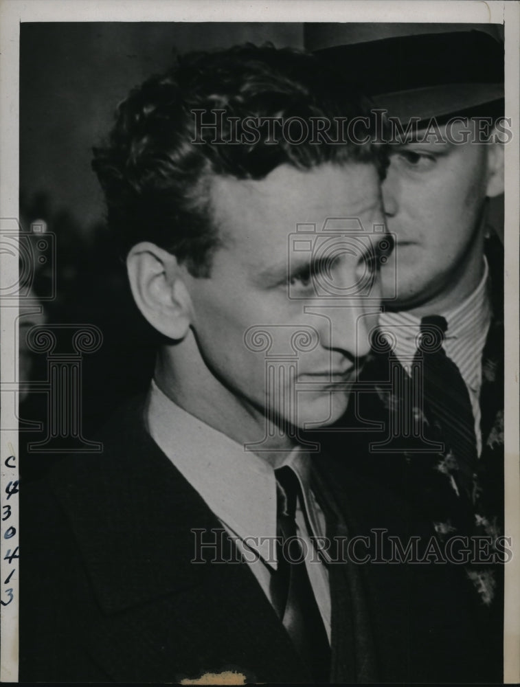 1938 Press Photo Chicago John Henry Seadlund stands before United States