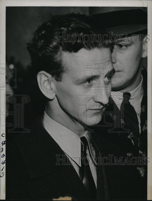 1938 Press Photo Chicago John Henry Seadlund stands before United States
