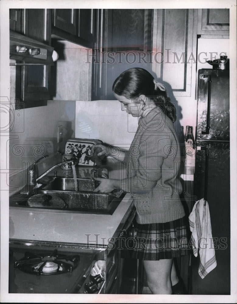 Press Photo Joanne Sutton In Kitchen Of New Apartment
