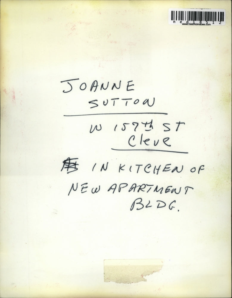 Press Photo Joanne Sutton In Kitchen Of New Apartment