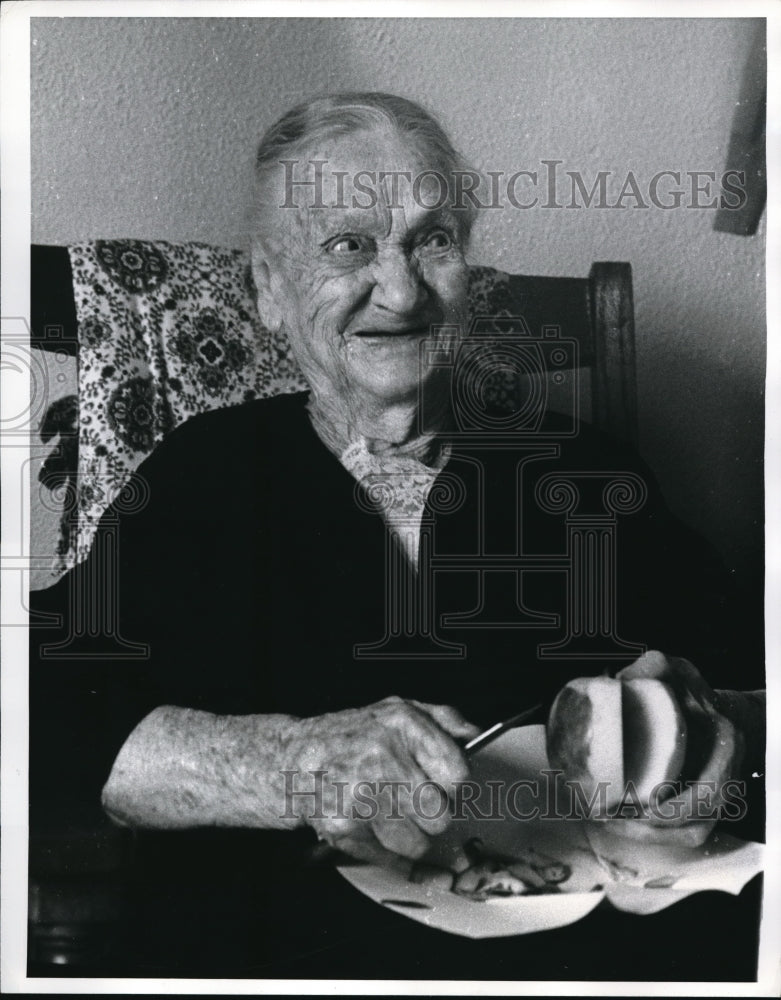 1970 Press Photo Mrs. Ada Swanson Enjoys An Apple On Her 102nd Birthday- Historic Images