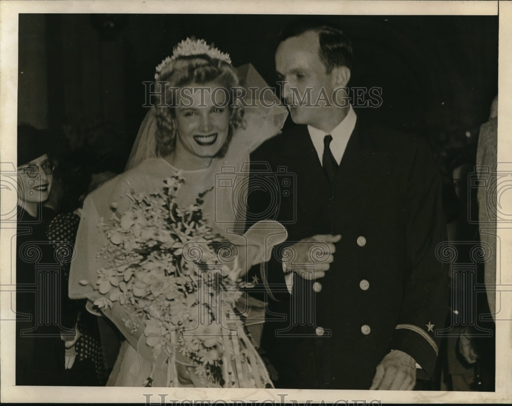 1942 Press Photo Jo ann Sayers with Husband