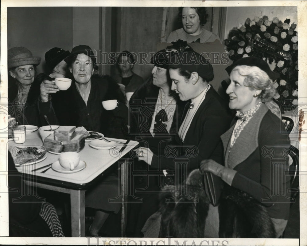 1935 Press Photo writer Fannie Hurst at opening of Women's Lodging House, NY