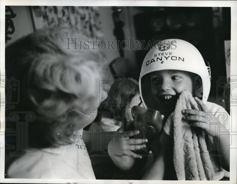 Load image into Gallery viewer, 1962 Press Photo Astro-tot Bobby Snyder at Buhl Planetarium in Pennsylvania
