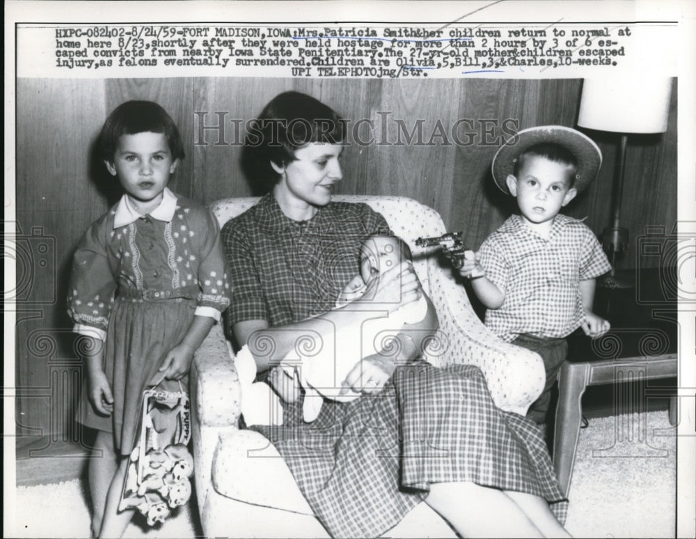 1959 Press Photo Patricia Smith and children held hostage by Iowa convicts