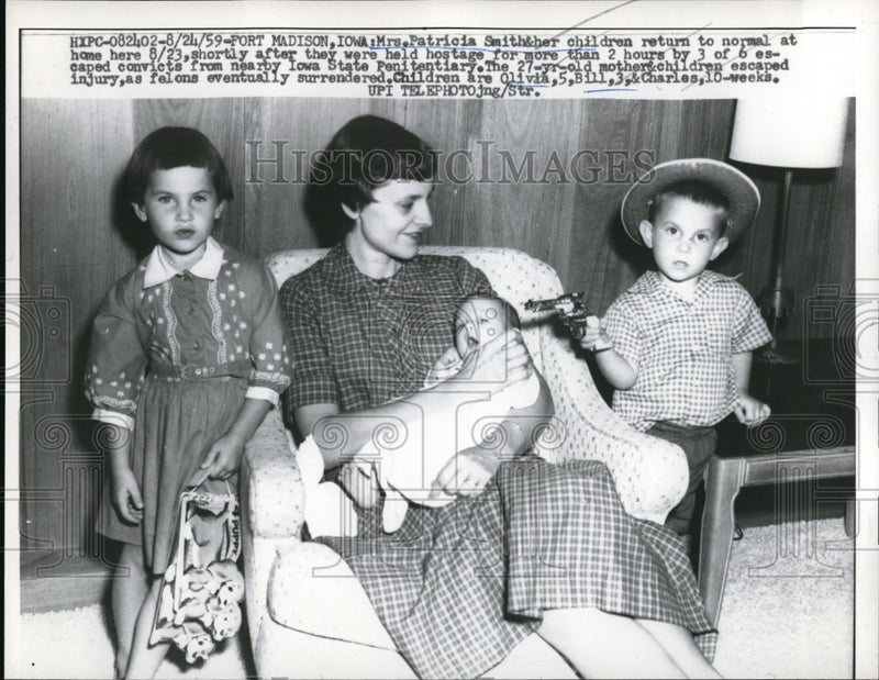 Load image into Gallery viewer, 1959 Press Photo Patricia Smith and children held hostage by Iowa convicts
