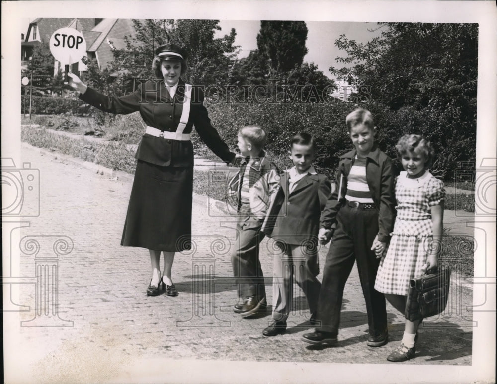 1951 Press Photo mrs. Gordon Gladrow Stops Traffic For Kids To Cross - ned18610