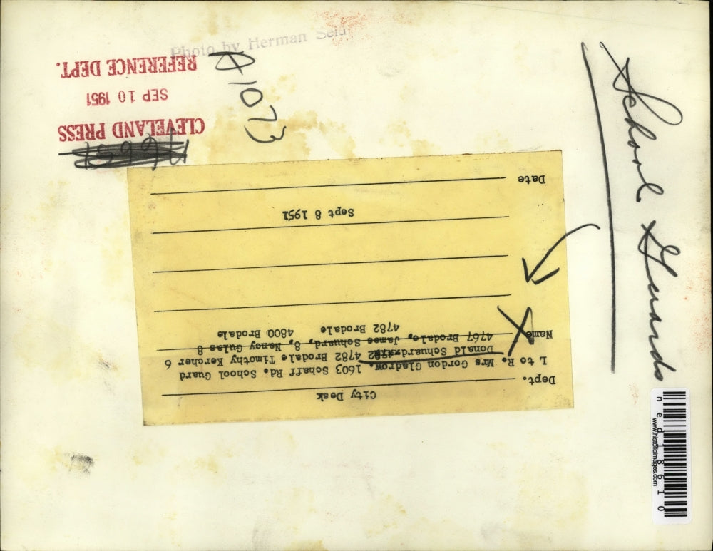 1951 Press Photo mrs. Gordon Gladrow Stops Traffic For Kids To Cross - ned18610