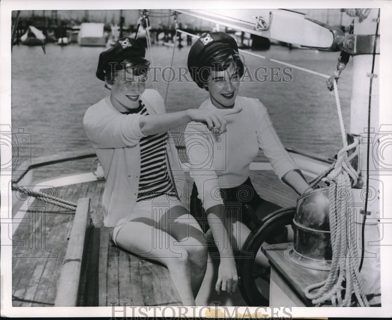 Load image into Gallery viewer, 1954 Press Photo Gretchen Garroway And Elaine Miller As They Sail Richardson Bay
