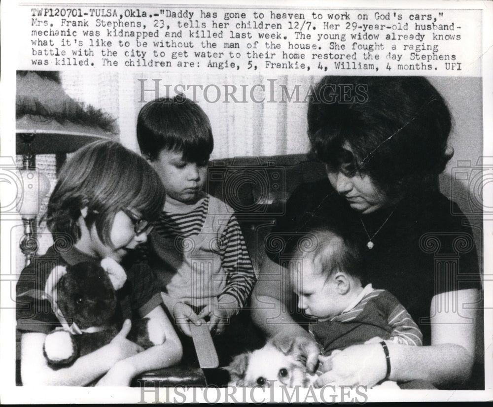 Press Photo Mrs. Frank Stephens and her children after her husband was killed.