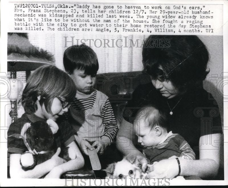 Load image into Gallery viewer, Press Photo Mrs. Frank Stephens and her children after her husband was killed.
