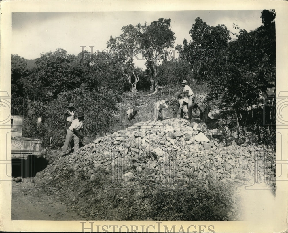 1934 Press Photo Workmen Collecting Stones For Rock Crusher - ned18631