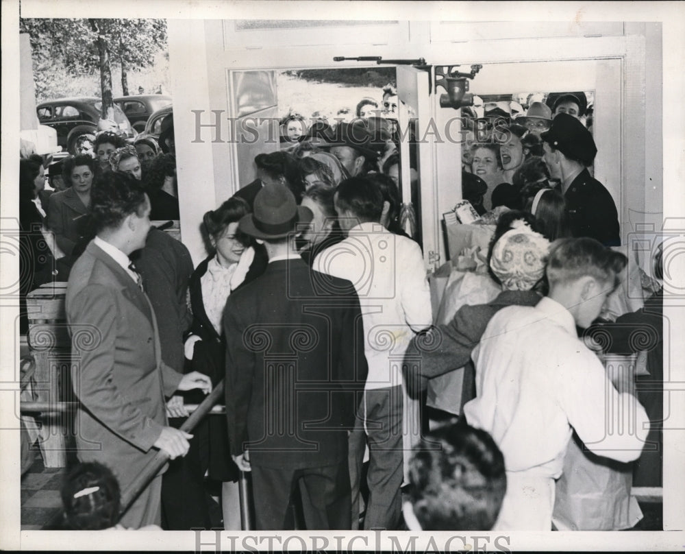 1946 Press Photo crowd rush at Washington meat market chain store