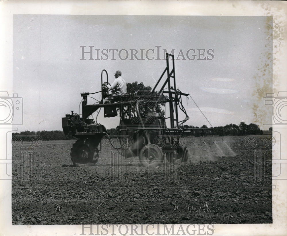 1960 Press Photo Chillicothe Mo AM Bailey on tractor spayer in corn field
