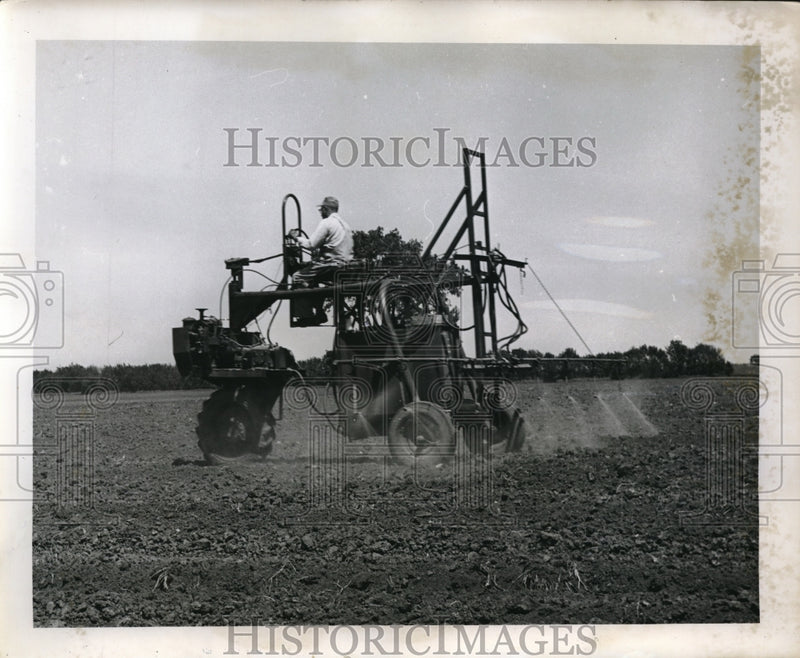 Load image into Gallery viewer, 1960 Press Photo Chillicothe Mo AM Bailey on tractor spayer in corn field
