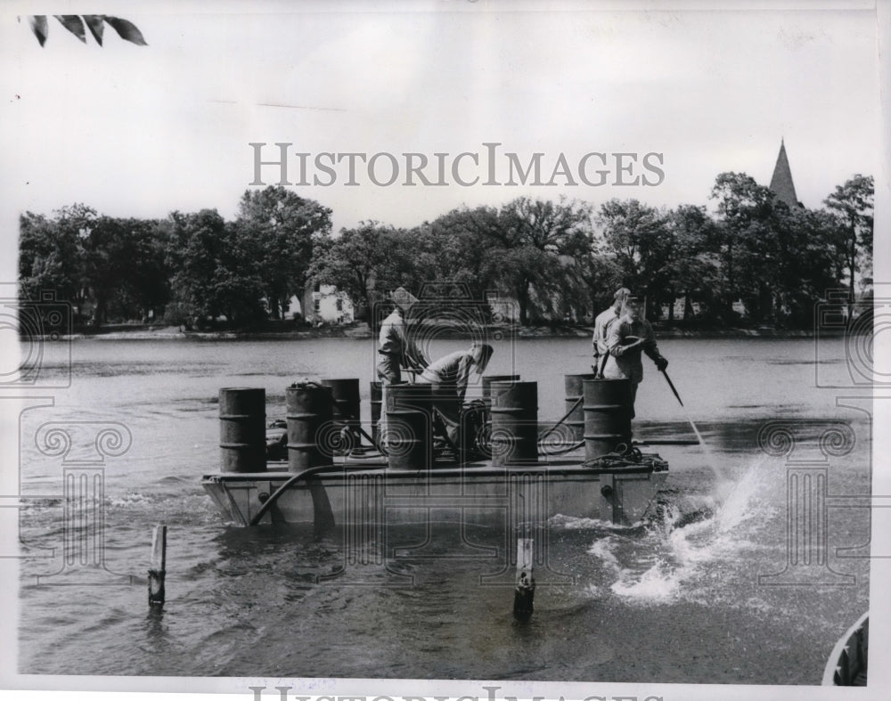 1957 Press Photo Oconomowoc Wis algae killer spayed on lakes - ned18671
