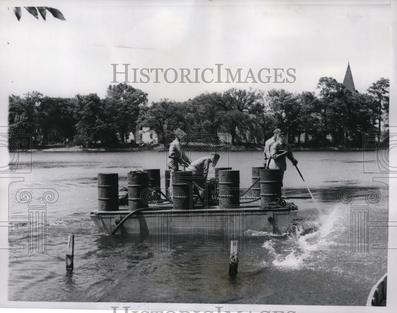 Load image into Gallery viewer, 1957 Press Photo Oconomowoc Wis algae killer spayed on lakes - ned18671
