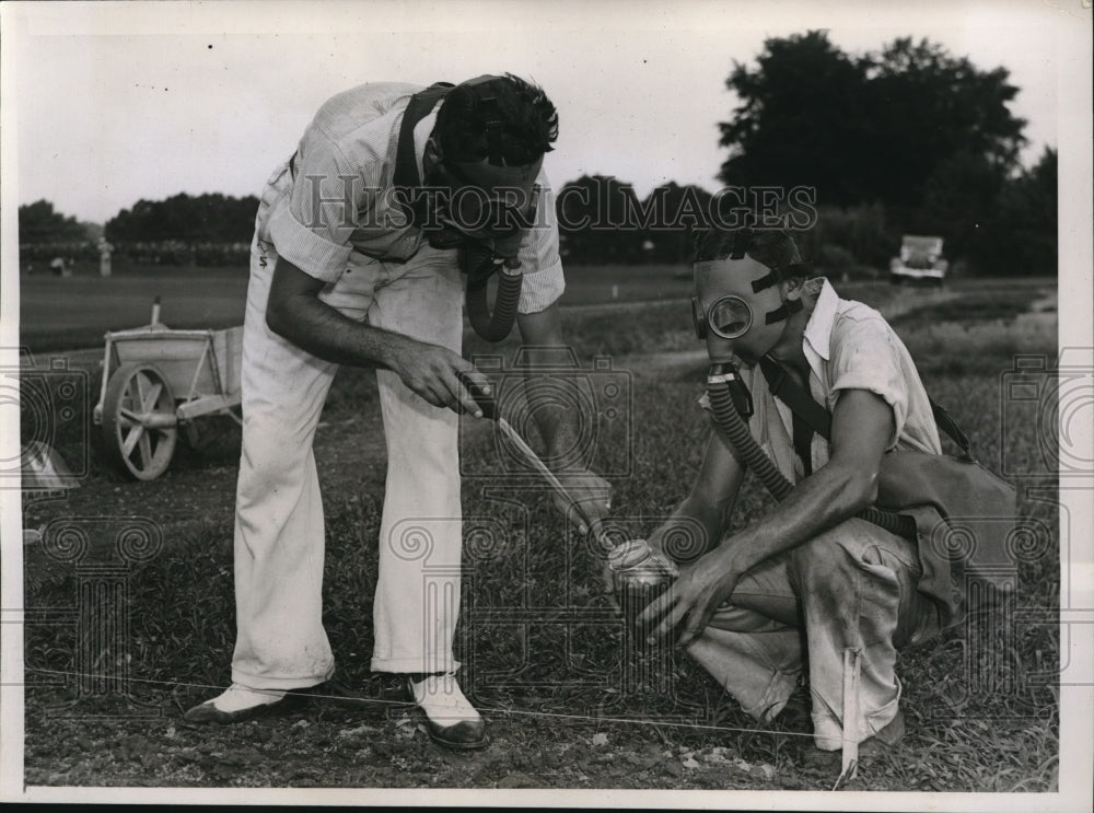 1938 Press Photo AE RAbbit & Stan Graeff in soil experiments , Arlington VA