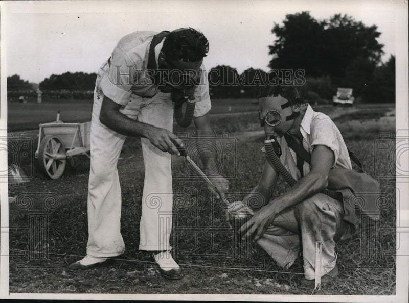 Load image into Gallery viewer, 1938 Press Photo AE RAbbit &amp; Stan Graeff in soil experiments , Arlington VA

