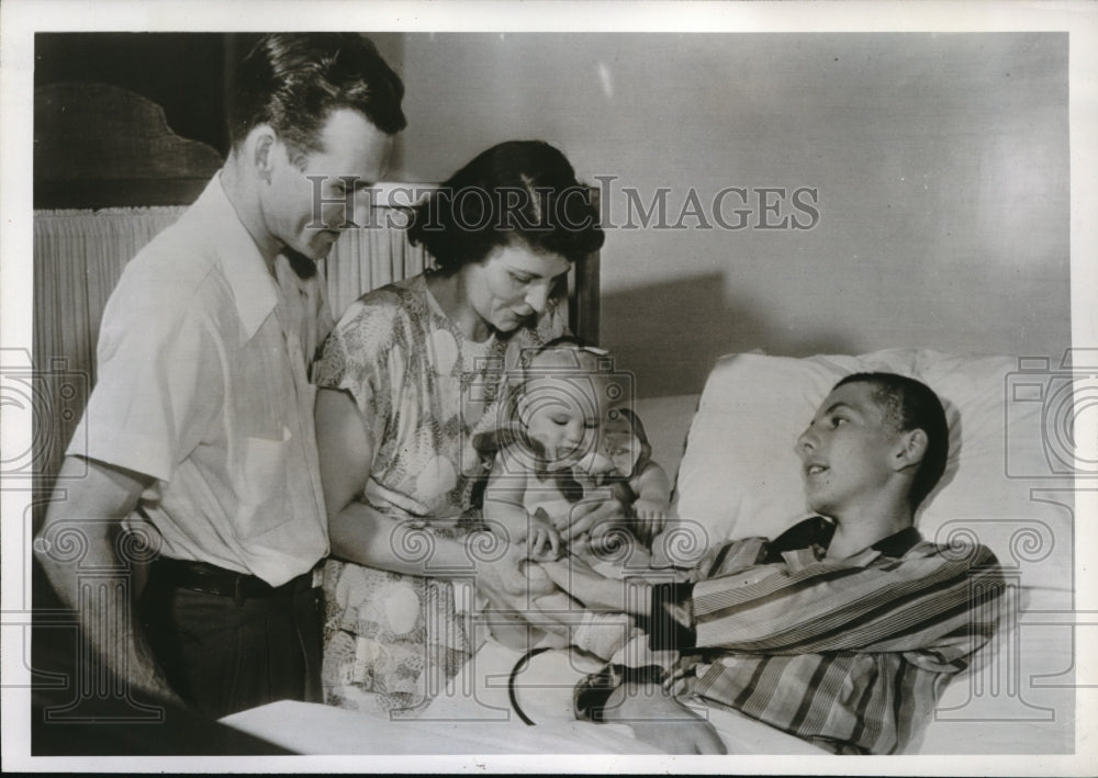 1951 Press Photo Cinncinati Ohio Ron Armor age 15 parents & baby Cheryl
