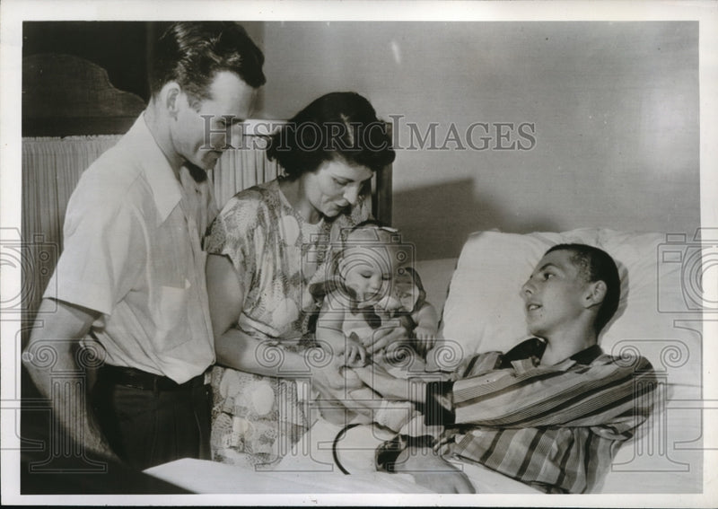 Load image into Gallery viewer, 1951 Press Photo Cinncinati Ohio Ron Armor age 15 parents &amp; baby Cheryl
