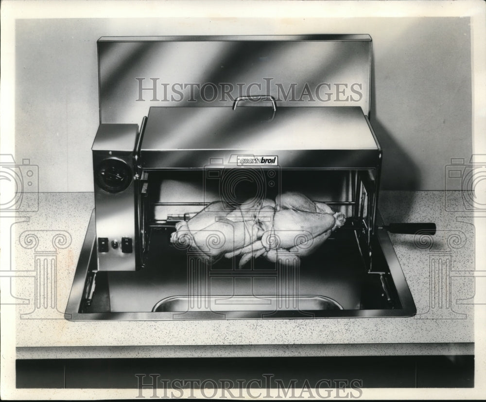 1965 Press Photo Quartzbroil kitchen counter roaster in use