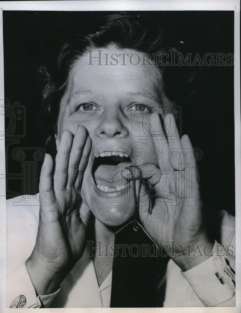 1959 Press Photo Detroit Mich.Mrs George Seidelman in husband call contest