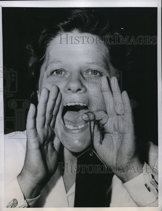 1959 Press Photo Detroit Mich.Mrs George Seidelman in husband call contest