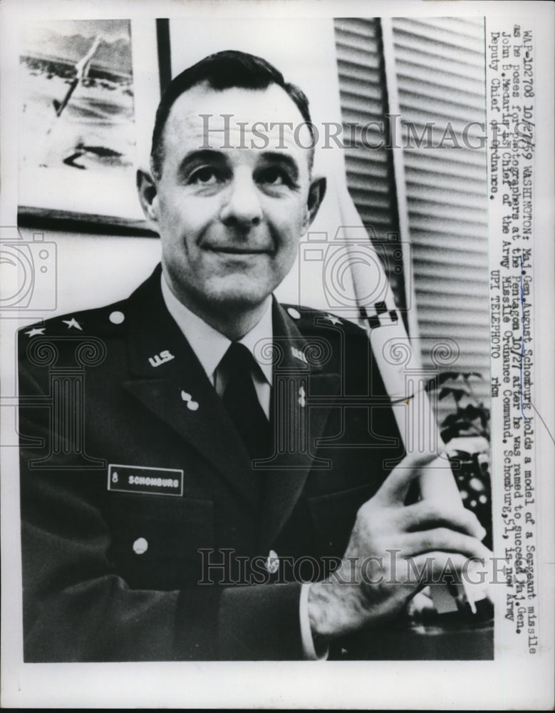 1959 Press Photo Wash DC Maj Gen August Schomburg & model of Sgt missle