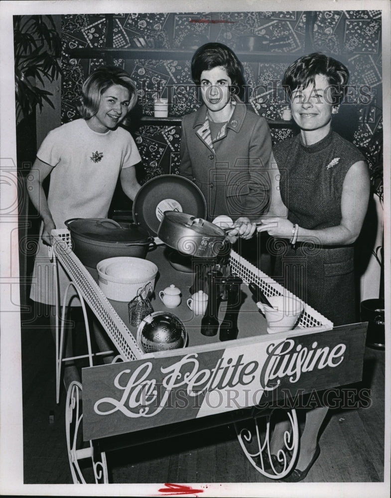 Load image into Gallery viewer, 1968 Press Photo Mrs Margaret W.DeVaud, Wiliam A Fotherindon and Joan Houtcait
