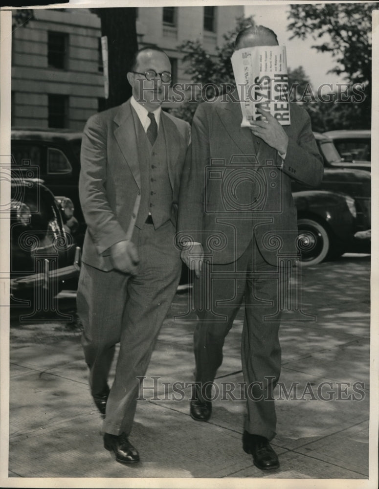 1940 Press Photo Wash DC Nicholas Dozenberg false passport & Dep marshall