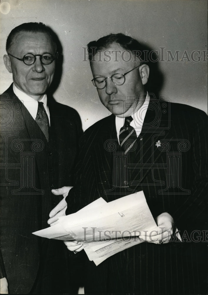 1939 Press Photo Nocholas Dozendorf passport forgery & atty C Donough in DC