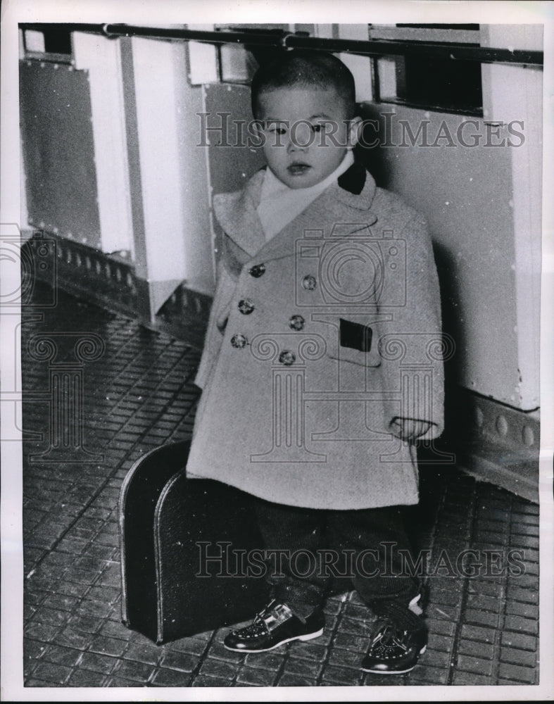 1955 Press Photo HongKong Andrew Gee age 2 heads to US for adoption