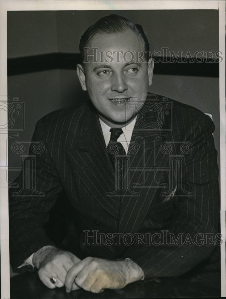 Load image into Gallery viewer, 1936 Press Photo Chicago Joseph Bower III in cross suit vs Mrs V De Berry
