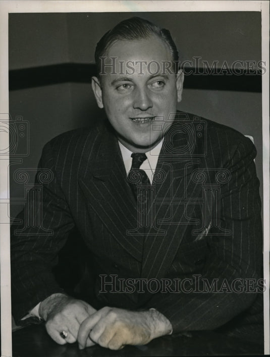 1936 Press Photo Chicago Joseph Bower III in cross suit vs Mrs V De Berry