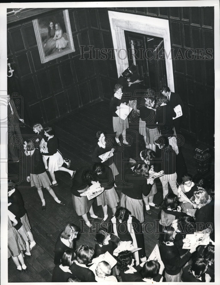 Load image into Gallery viewer, 1963 Press Photo Benenden girls chat with news of Princess Anne joining school
