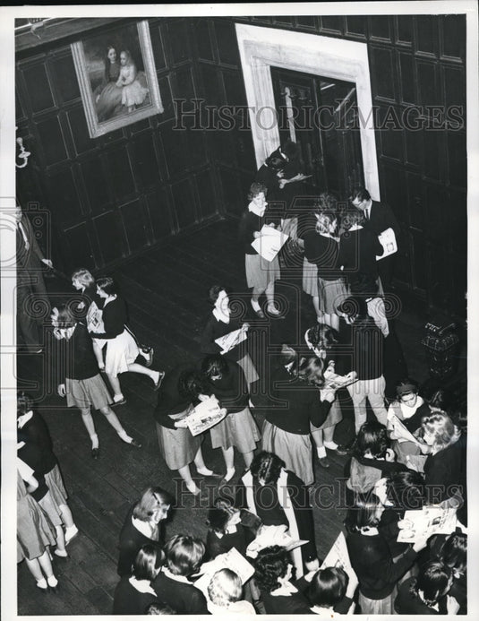 1963 Press Photo Benenden girls chat with news of Princess Anne joining school